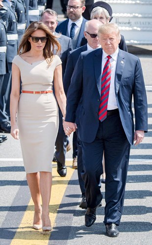 Chiếc đầm màu kem thanh lịch của Roland Mouret dường như sinh ra là để dành cho bà Trump. Chiếc thắt lưng là phụ kiện hoàn hảo để Melania khoe vòng eo con kiến.  