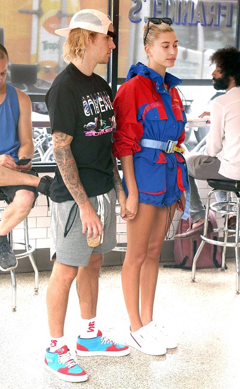 Cả hai bị bắt gặp tại một quán ăn tại New York cuối tháng 7. Hailey sành điệu trong chiếc áo khoác xanh đỏ kết hợp cùng thắt lưng bản to. Justin cũng rất khéo léo chọn sneakers tông xanh đỏ để phù hợp với trang phục của bạn gái.  