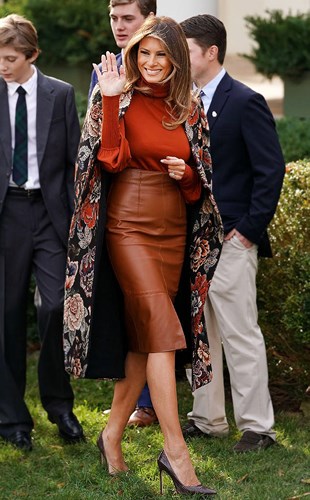 Bà Trump dường như luôn yêu thích những chiếc váy da.  
