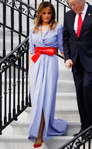 Bộ trang phục kẻ đơn giản với điểm nhấn là chiếc thắt lưng to bản màu đỏ giúp Melania Trump trông thật nổi bật.  