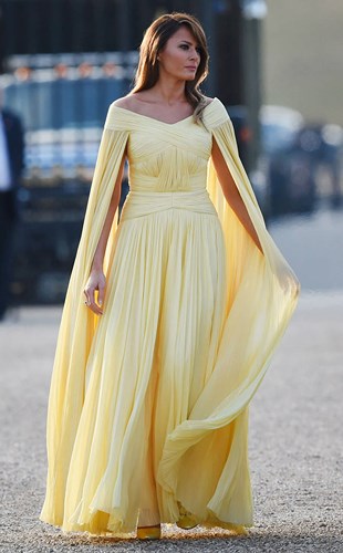 Với bộ đầm dạ hội tuyệt đẹp của J. Mendel, trông bà Trump như công chúa bước ra từ những câu chuyện cổ tích.  