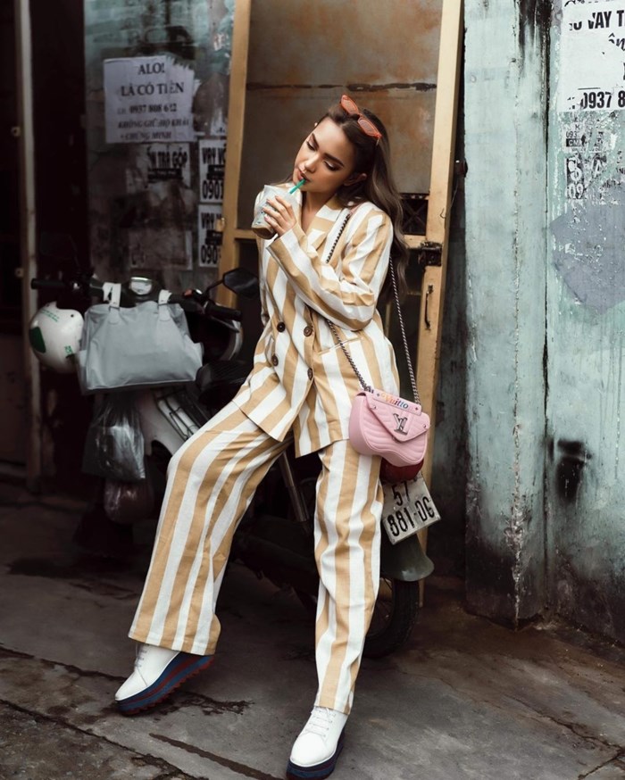 Suit với kiểu quần ống rộng và có tông màu sáng cũng là “vũ khí” thời trang của Châu Bùi trong buổi dạo phố tuần qua. Hot girl đa tài phối bộ cánh kẻ sọc với giày “đế bánh mì”, nhấn nhá bằng chiếc túi New Wave mới toanh từ thương hiệu Louis Vuitton.    