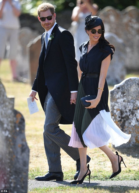 Công nương Meghan Markle và Hoàng tử Harry đi dự đám cưới.    
