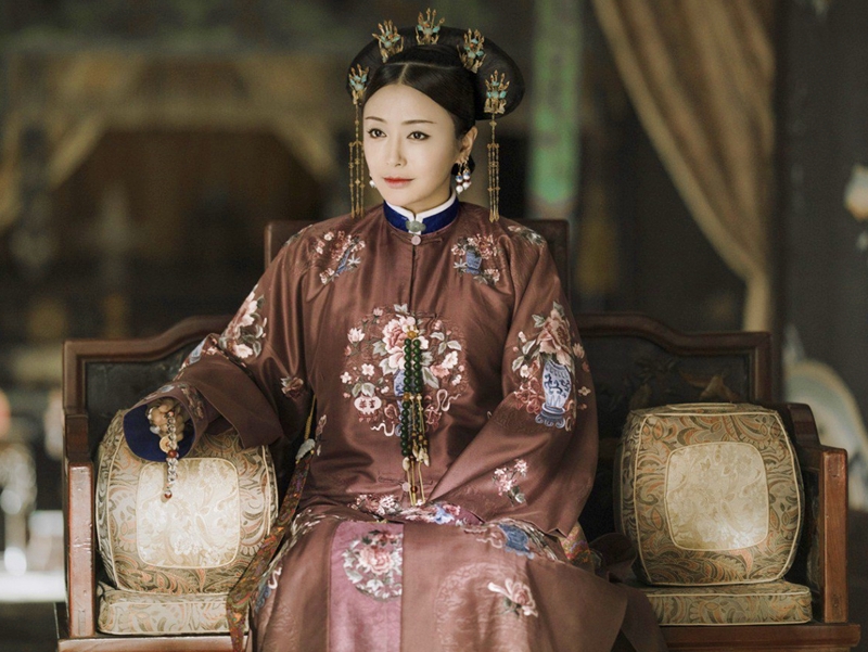 Phục sức tinh xảo, châu chuốt tỉ mỉ từ áo lụa thêu hoa cho tới trâm cài, điểm thúy đều góp phần tôn lên vẻ đẹp quý phái của Tần Lam cũng như nhân vật Phú Sát Hoàng Hậu.    