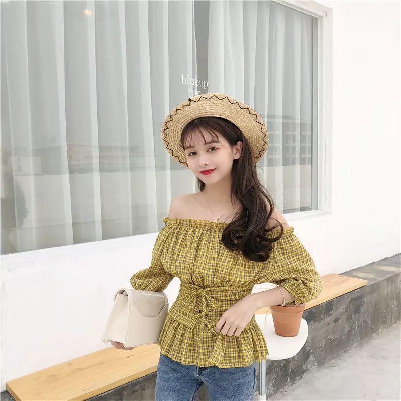 Những chiếc áo có thêm phần thắt lưng dáng corset đang là xu hướng được yêu thích. Chi tiết corset vừa tạo điểm nhấn vừa siết eo nhỏ hơn.