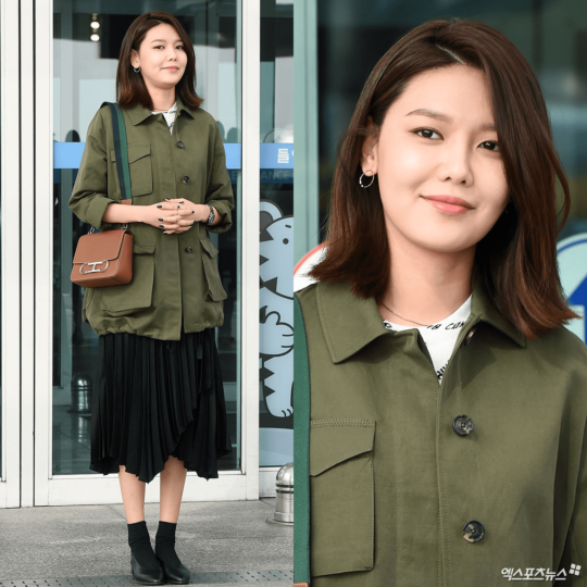 Sooyoung luôn biết cách tạo sự thu hút bằng những bộ cánh giản dị. Một chiếc áo khoác kiểu dáng quân đội kết hợp với chân váy xếp li bất đối xứng cũng đủ giúp cô nàng tỏa sáng.    