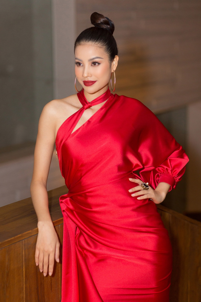 Chiếc váy được thiết kế khéo léo, giúp Phạm Hương khoe được bờ vai gợi cảm nhưng cũng đủ kín đáo để Hoa hậu trông thanh lịch khi xuất hiện tại sự kiện.    