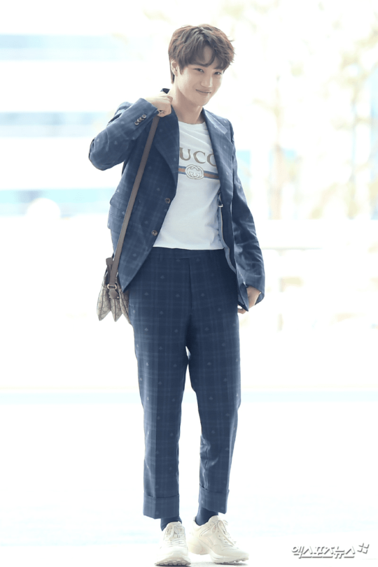 Kai (EXO) khéo léo kết hợp bộ suit đơn giản với áo phông hiệu Gucci và giày sneaker “đế khủng”.    