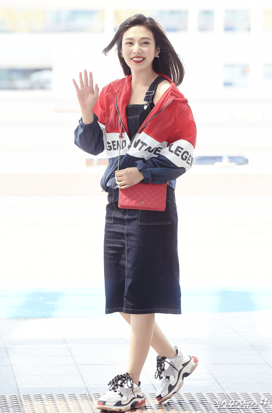 Xuất hiện tại sân bay, Joy (Red Velvet) thêm sành điệu khi phối áo khoác thể thao cổ điển cùng yến denim và đôi giày cồng kềnh.    