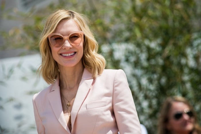 Cate Blanchett chọn tone hồng làm màu chủ đạo khi xuất hiện trên thảm đỏ Cannes năm nay. Kính râm nhà Andy Wolf hoàn toàn phù hợp với bộ đồ nữ tính của Stella McCartney.    