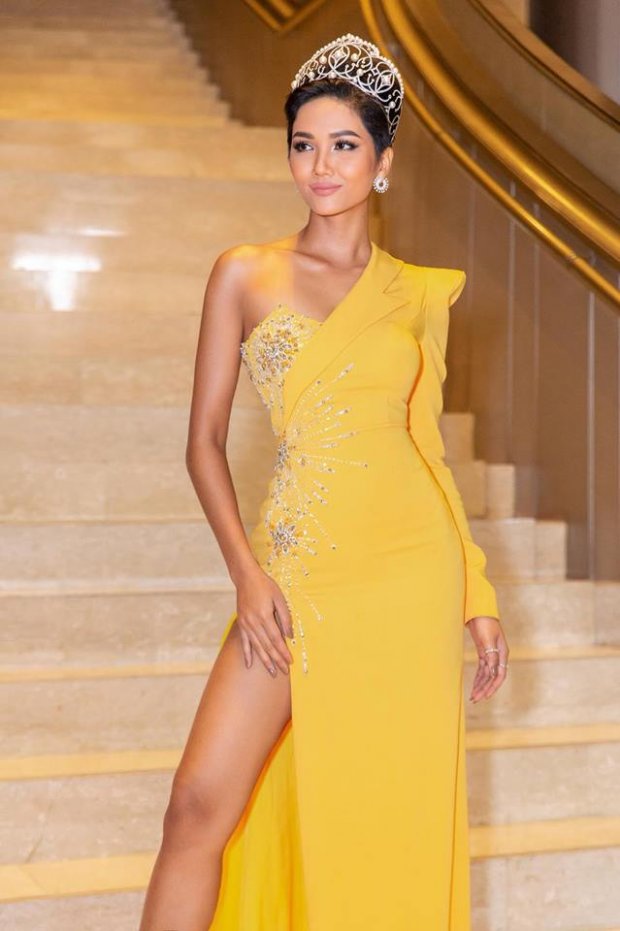 Mới đây, xuất hiện trong 1 sự kiện, hoa hậu H'Hen Niê mặc chiếc đầm vàng theo phong cách 