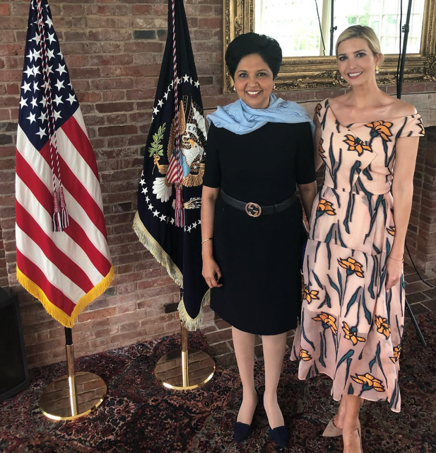 Ivanka Trump thanh lịch trong thiết kế váy trễ vai nền nã của Roland Mouret.    