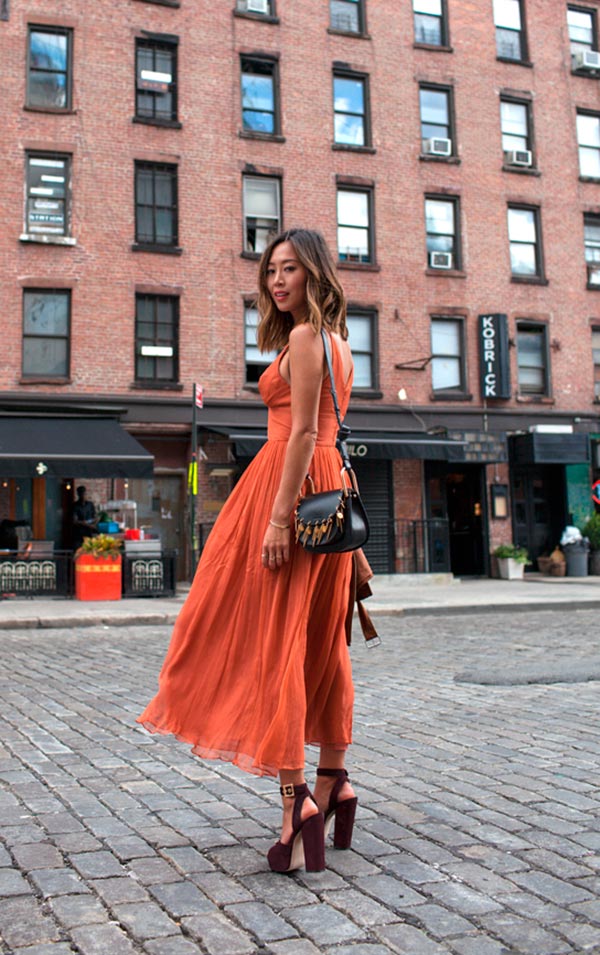 Fashion Blogger Aimee Song chọn cho mình thiết kế đầm chiffon dài xếp li nữ tính để dạo phố. Màu cam đất trên chất liệu mỏng nhẹ mang đến cái nhìn mới.   