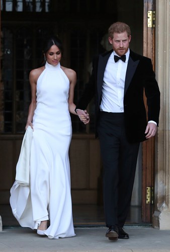 Một bộ váy khác cho đám cưới cũng có giá đắt đỏ. Theo ước tính từ Entertainment Tonight , chiếc váy sang trọng có giá hơn 157.000 USD.   
