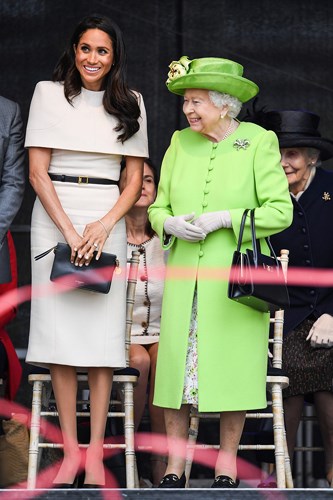 Trong lần xuất hiện đầu tiên cùng với Nữ hoàng sau khi chính thức trở thành Công nương nước Anh, Meghan đã diện chiếc váy màu trắng có giá khoảng 18.000 USD.  