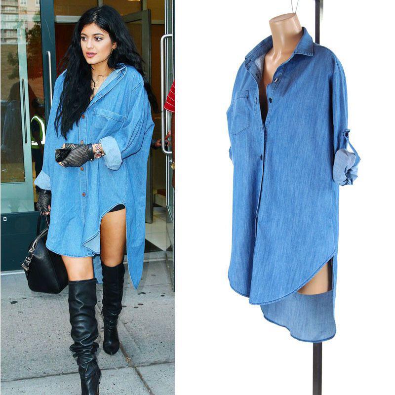 Kylie Jenner dùng váy jeans suông để che chắn bụng bầu của cô, mỹ nhân 9X vẫn trông rất thanh thoát, cá tính với thiết kế này.    