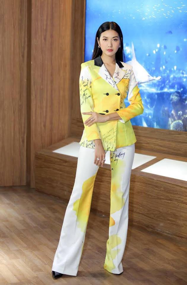Khác với hình ảnh công chúa điệu đà trước đây, Thúy Vân thanh lịch ghi điểm tuyệt đối trong bộ suit pha màu ấn tượng của NTK Lê Ngọc Lâm.    