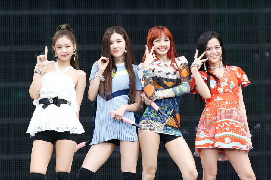 Trang phục của Lisa thường bị đánh giá là xấu nhất. Thậm chí chính stylist của Black Pink còn từng phải lên tiếng giải thích rằng: “Vì Lisa có tỷ lệ cơ thể hoàn hảo nên cô có thể “cân” hết mọi thứ. Đây cũng là lý do vì sao nhiều bộ trang phục không hợp với các thành viên khác nhưng khi Lisa mặc lên thì lại rất đẹp”.