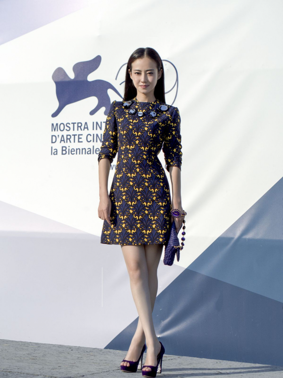 Nếu là Tần Lam thì cô sẽ chọn những thiết kế váy nhẹ nhàng tinh khôi, nhưng Đàm Trác lại khác ngay cả váy liền điệu đà cũng có họa tiết sắc sảo thể hiện tính cách mạnh mẽ của cô.    