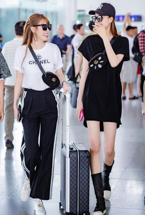 Cặp đôi Quế Vân - Kỳ Hân rủ nhau ra sân bay với phong cách đen trắng tông xuyệt tông, mix toàn hàng hiệu.    
