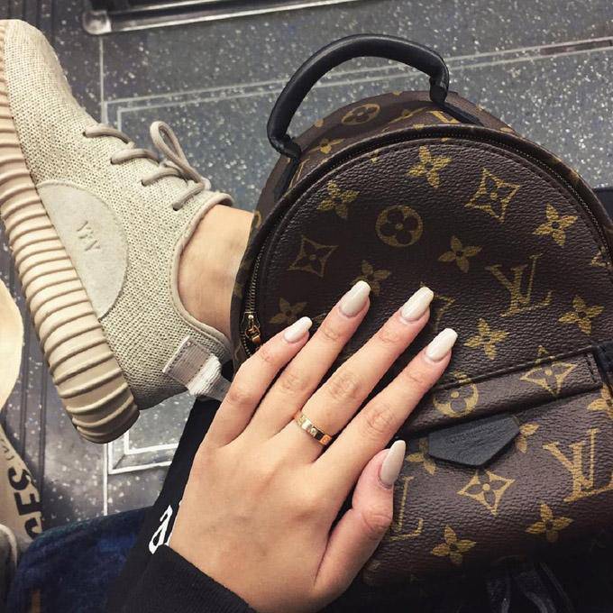 Cô gái 9x khoe khéo ba lô Louis Vuitton 1.810 USD (khoảng 43 triệu đồng) trên trang instagram cá nhân.    