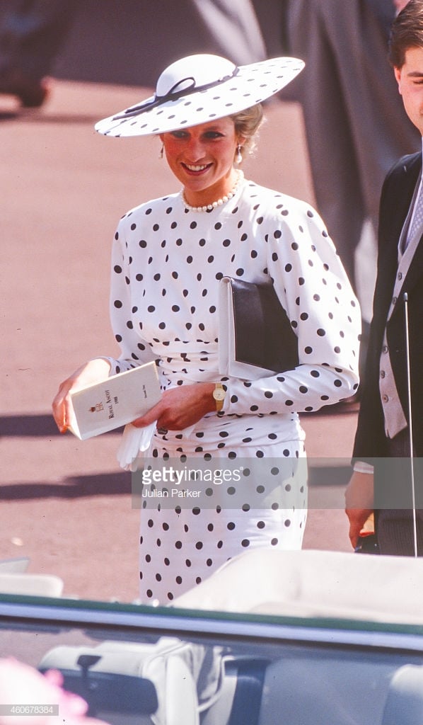 Công nương Diana xuất hiện quý phái trong bộ váy họa tiết chấm bi.