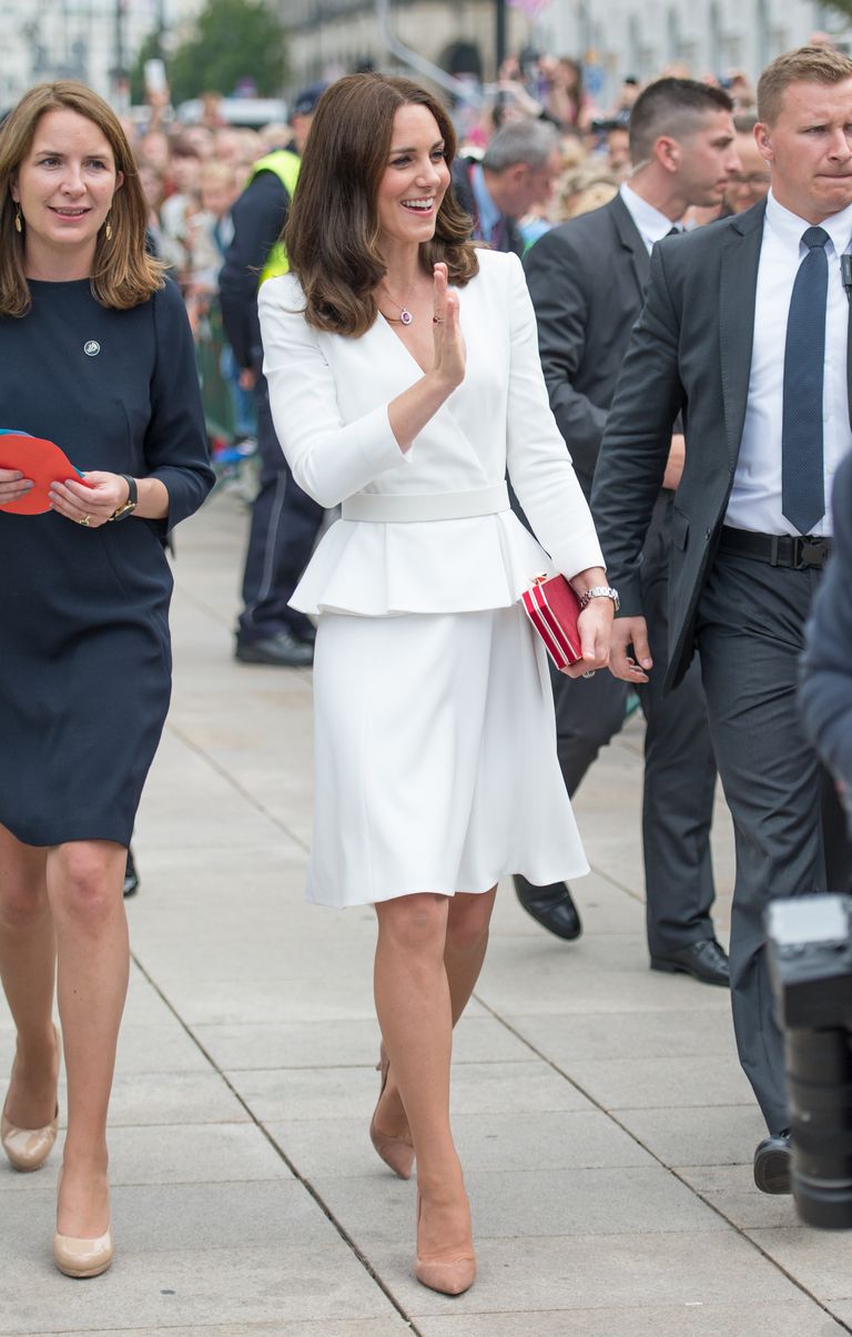 Công nương Kate Middleton được cho là đã học hỏi rất nhiều từ di sản thời trang của mẹ chồng cô để lại. Kiểu dáng bộ váy âu phục ngày nay không thay đổi nhiều, nhà thiết kế chỉ biến đổi chất vải và một vài chi tiết cắt may.    