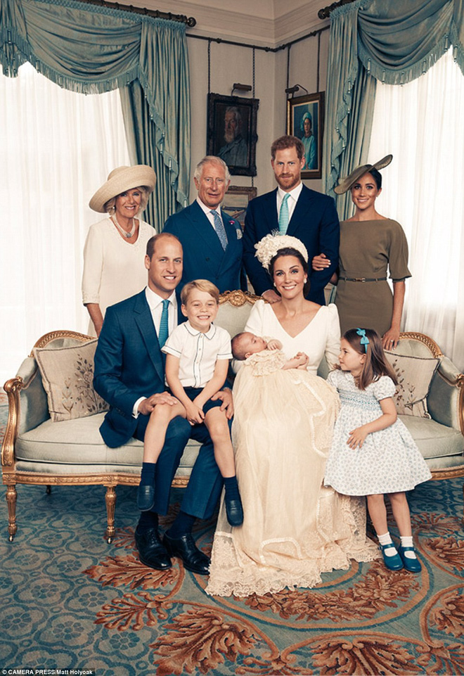Trong những bức ảnh chụp gia đình, công chúa Charlotte cũng luôn mặc váy.    