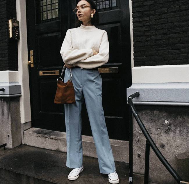 Fashionista Beatrice Gutu trong trang phục thanh lịch diện cùng cặp kính gọng kim loại cổ điển.   