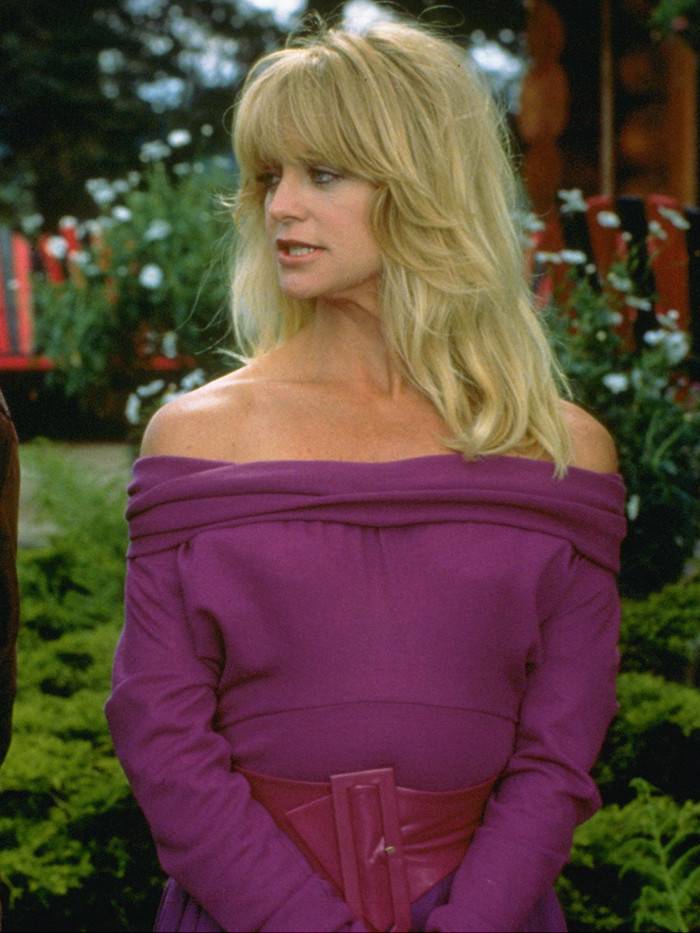 Nữ diễn viên Goldie Hawn quyến rũ trong trang phục trễ vai màu tím nữ tính.