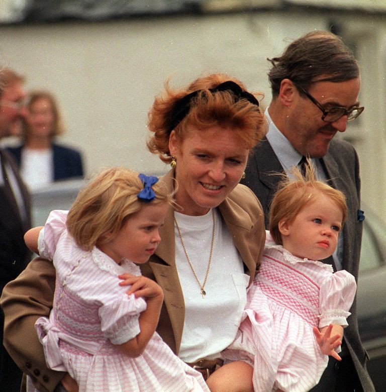 Công chúa Beatrice và công chúa Eugenie cùng mặc váy khi xuất hiện trước công chúng vào năm 1991.    