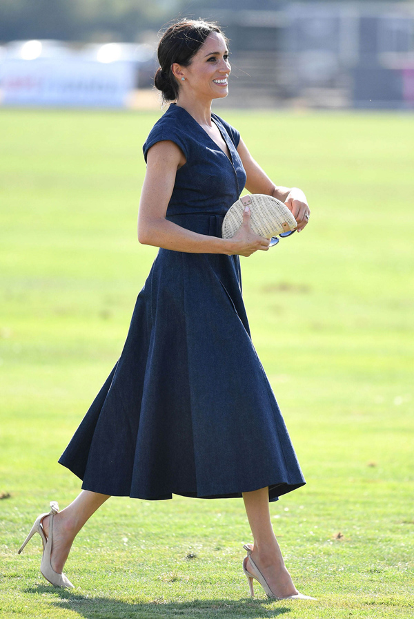 Nữ công tước xứ Sussex - Meghan Markle - diện đầm denim khá dày tới xem chồng chơi polo ở Berkshire, ngày 26/7.    