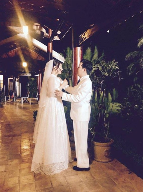 Ngày 10/5/2017, Nhã Phương từng diện một chiếc váy ren trắng dài chấm gót mang nét đẹp dịu dàng bên Trường Giang và được cư dân mạng đồn đoán là ảnh hậu trường chụp hình cưới của cặp nổi tiếng.    