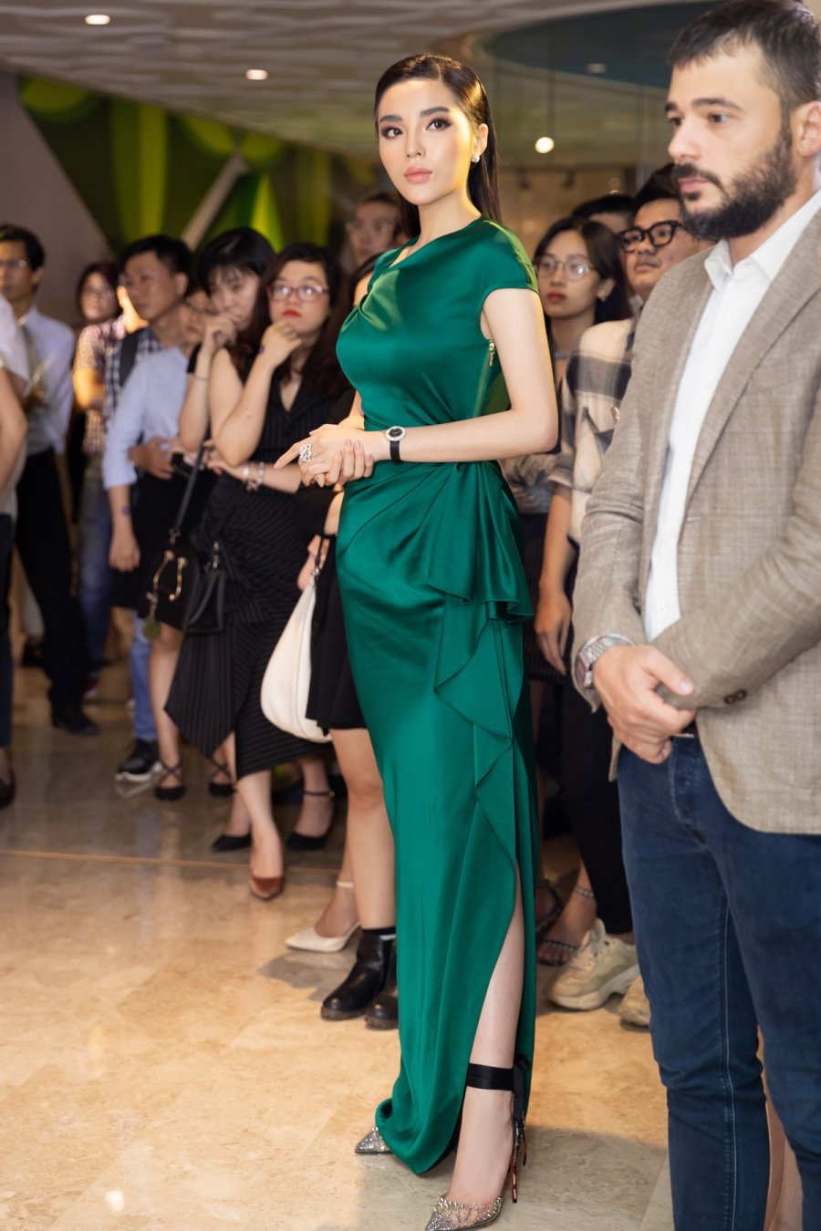Bộ đầm xanh sang trọng, gợi cảm này từng được Hoa hậu Kỳ Duyên diện cách đây không lâu. Sở hữu đôi chân dài và thân hình mảnh mai cùng vòng 1 nóng bỏng, sắc vóc của cô càng cao sang, lộng lẫy hơn gấp bội.