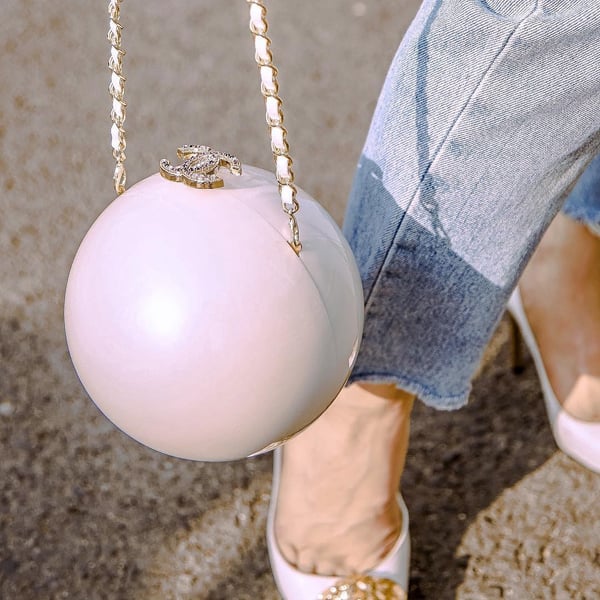 Bên cạnh những dòng túi Chanel quá quen thuộc, nữ ca sĩ còn sắm thiết kế hình viên ngọc trai độc đáo và cập nhật trên Instagram hôm 4/8. Món phụ kiện khan hiếm này hiện được trang web bán hàng Farfetch rao giá 10.000 USD (hơn 233 triệu đồng) cho phiên bản không đính đá ở khóa.    