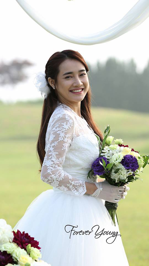 Trong bộ phim 'Tuổi thanh xuân 2', Nhã Phương lại có dịp diện váy cưới với nhiều chi tiết ren được thêu dọc ở tay áo và thân trên.     