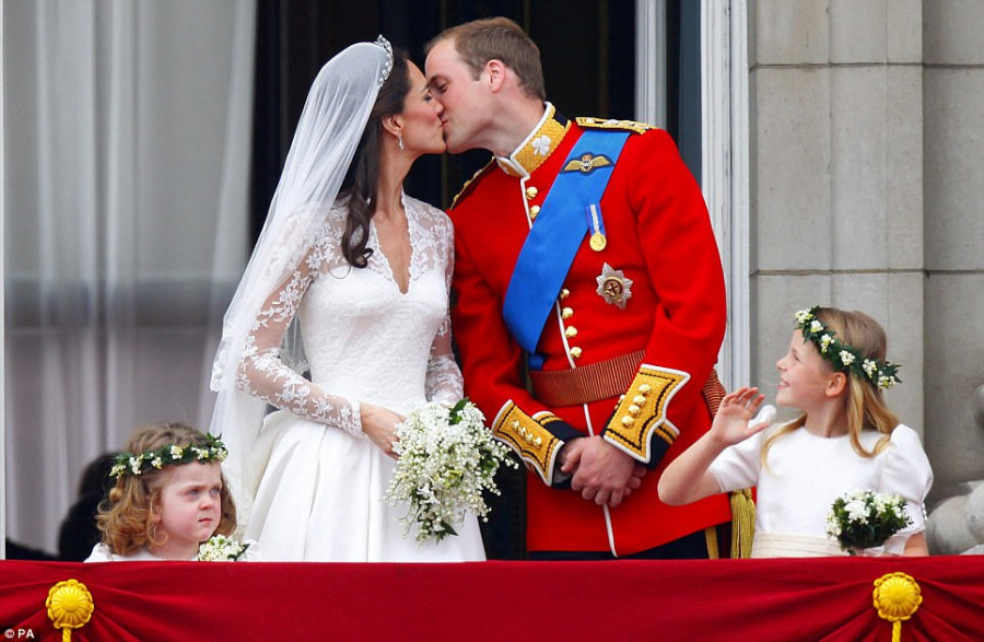Kate Middleton và Hoàng tử William đã thành đôi nhờ... một bộ váy xuyên thấu gợi cảm