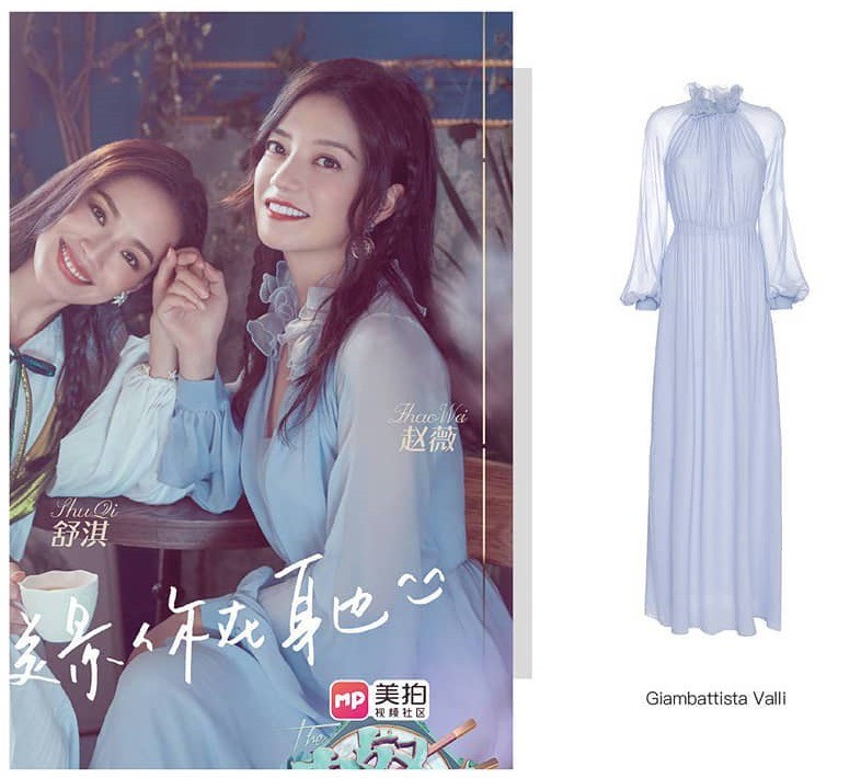 Trong 1 bức ảnh khác khi chụp ảnh cùng cô bạn Thư Kỳ, Triệu Vy chọn mẫu váy màu xanh nhẹ dịu của Giambattista Valli có giá khoảng 40 triệu đồng.    