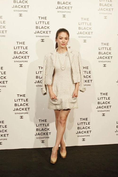 Từ trang phục bình dân cho đến những chiếc đầm đắt đỏ của nhãn hiệu hàng đầu thế giới như Channel, Song Hye Kyo đều ưu tiên lựa chọn dáng váy liền thân, trên gối như thế này.    