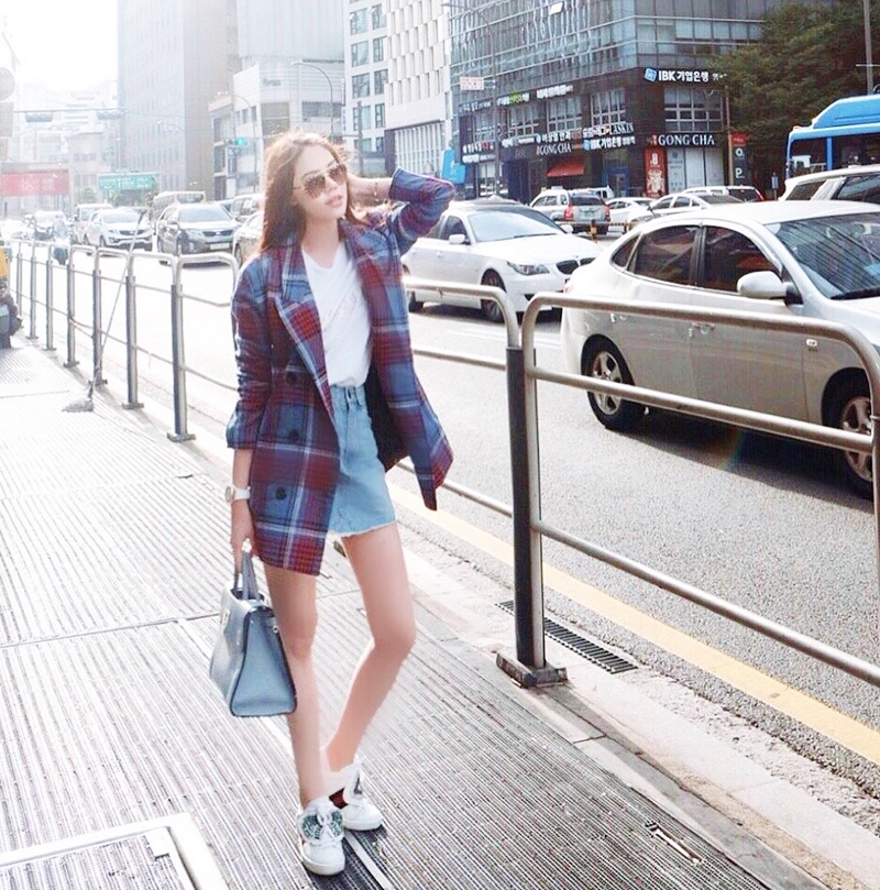 Jolie Nguyễn ưu tiên blazer thay áo khoác khi diện áo thun, chân váy ngắn trong chuyến công tác Hàn Quốc vừa qua. Chiếc túi Diorama của Dior cũng “đồng hành” cùng người đẹp trong chuyến đi lần này.    