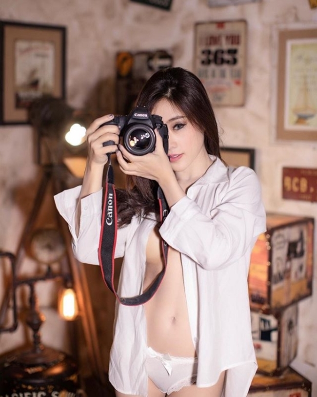 Người mẫu Chadaphon Chaitep lại hóa thân thành nhiếp ảnh gia với kiểu mặc khoe vòng 1 lấp ló.    