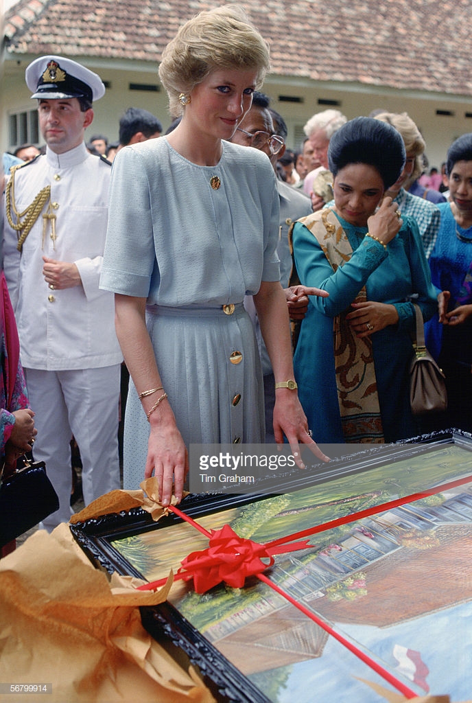 Công nương Diana diện bộ váy thanh lịch trong chuyến từ thiện tại Jakarta, Indonesia. 