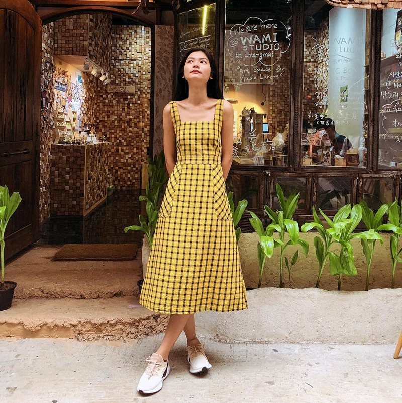 Kim Dung mix ngẫu hứng bộ đầm vàng kẻ ô vuông hơi hướng vintage với giày thể thao, vừa tôn vẻ ngọt ngào lại điểm nét năng động.    