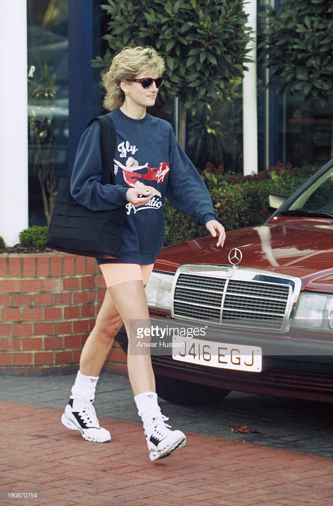 Công nương Diana diện quần shorts tương tự và áo phom rộng năm 1983. 