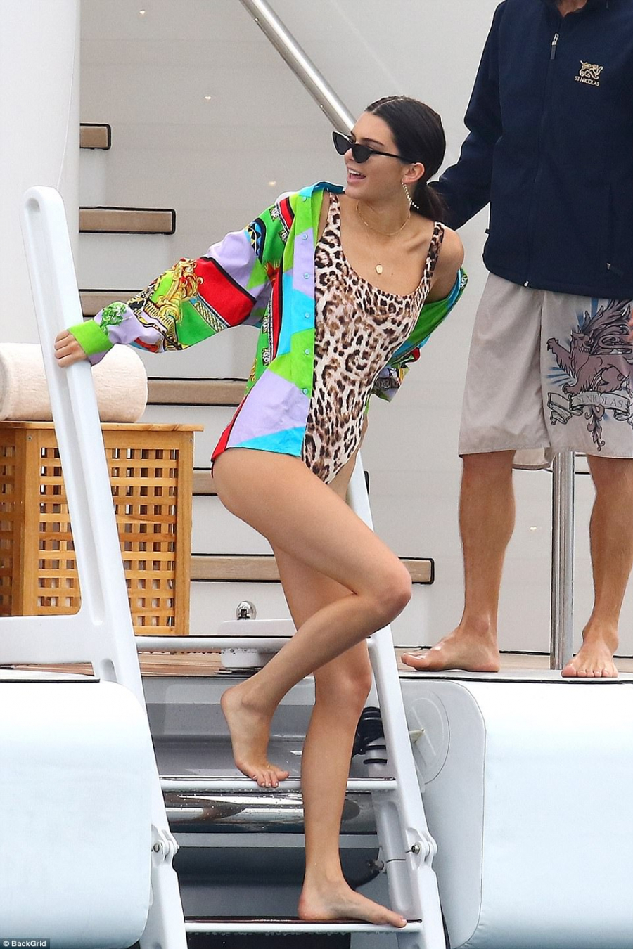 Siêu mẫu Kendall Jenner gợi cảm trong bộ đồ bơi hoạ tiết da beo cá tính. 