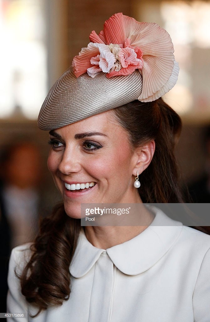 Kate Middleton diện trang phục trang nhã đơn giản nhưng cô chọn mũ đội đầu có thiết kế cầu kỳ từng chi tiết.    