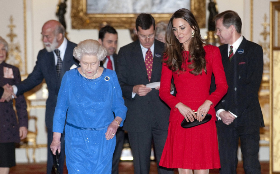 Giống Nữ hoàng Elizabeth và cháu dâu, Công nương Kate Middleton cùng chia sẻ niềm yêu thích với các gam màu rực rỡ.    
