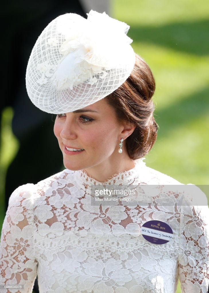 Chiếc mũ hoàng gia màu trắng tinh tế được kết ren phù hợp với bộ đầm trắng quý phái của công nương.     