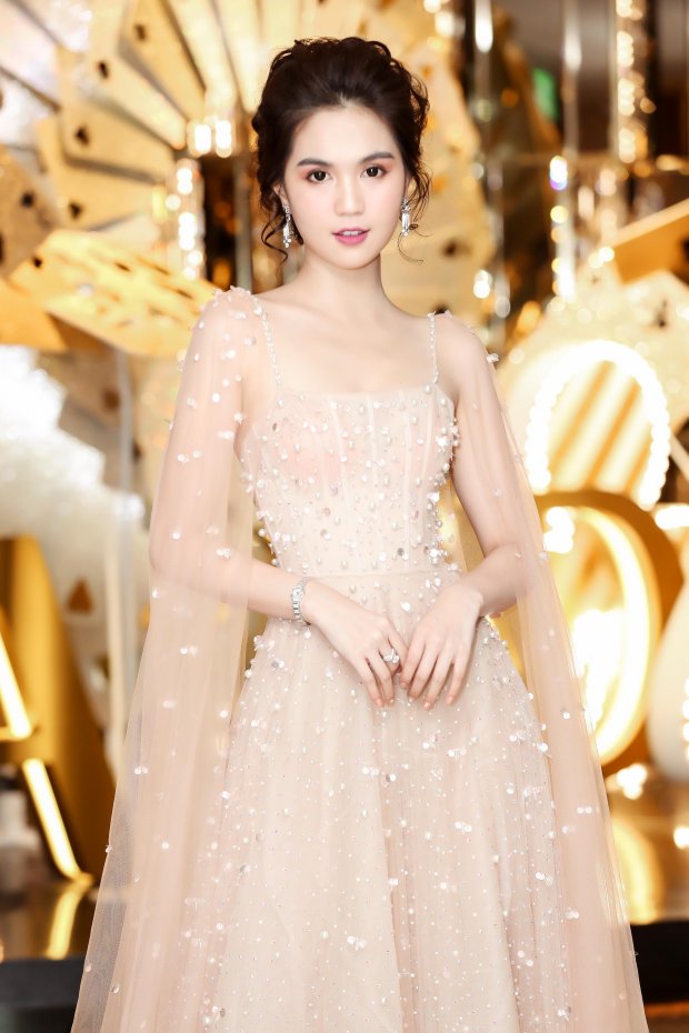 “Nữ hoàng nội y” Ngọc Trinh xuất hiện với hình ảnh khá quen mắt với thiết kế hồng pastel nhẹ nhàng quá đỗi ngọt ngào.  