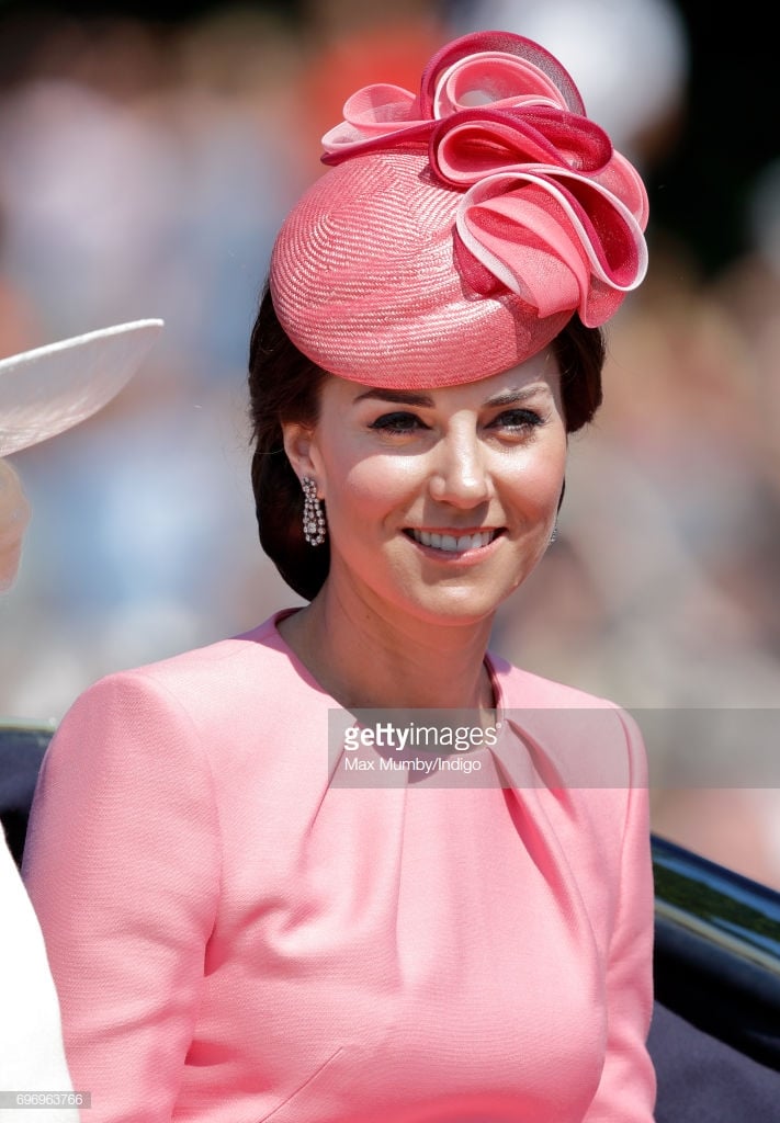 Công nương Kate Middleton với mũ hoàng gia kết hoa vải uốn lượn mềm mại tiệp màu với đầm.